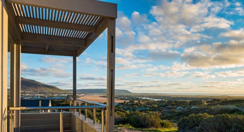 The developers of Chapman’s Bay Estate have utilised the unique setting and physical attributes of its Noordhoek location to provide residents with dramatic mountain and sea views, while simultaneously addressing the environmental needs of the surrounding wetlands and indigenous fynbos.
