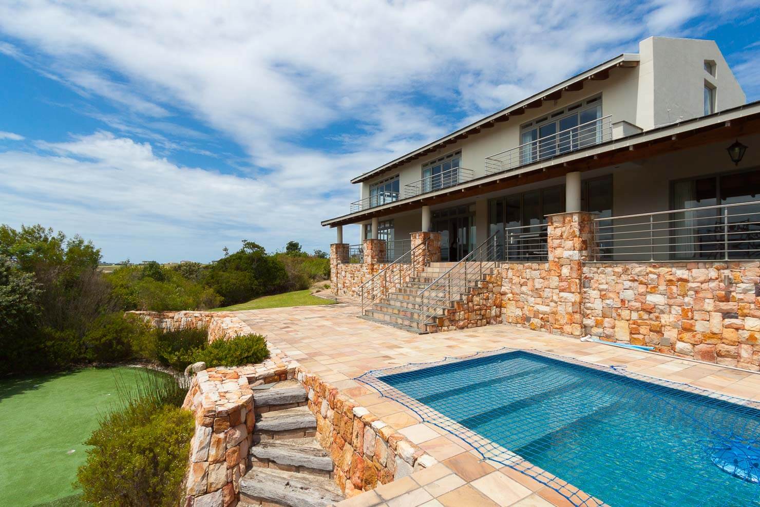 WESTERN CAPE | GARDEN ROUTE | HEROLDS BAY | GOLF ESTATE The feeling of home.. Amongst the many notable residential Estates that have earned their spot on the hot property list of South Africa, Oubaai Golf Resort is in the top ranks. This Estate is beautiful.