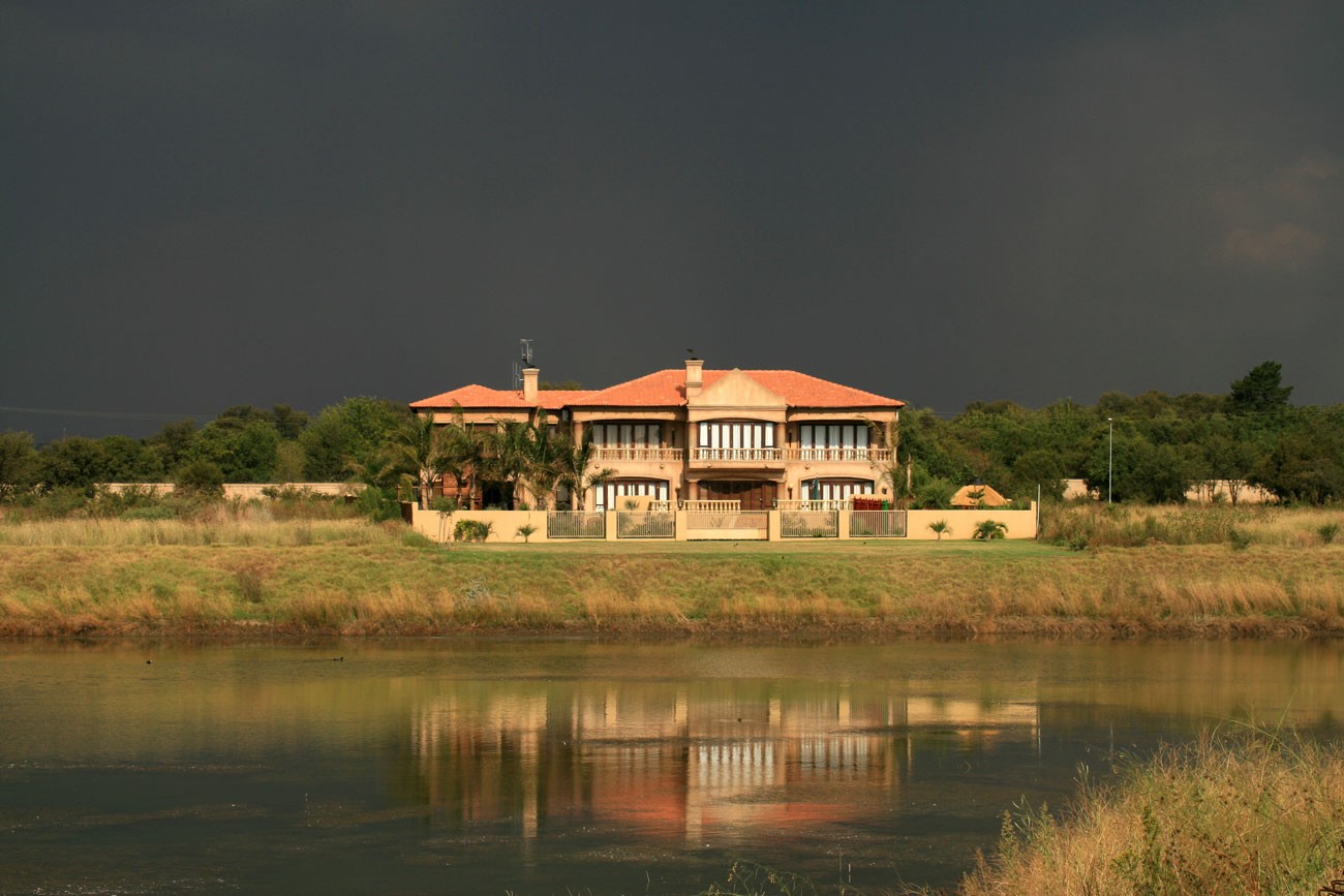 As the first estate of its kind in Pretoria, Silver Lakes Golf Estate is an iconic residential development that has stood the test of time. Surrounded by numerous lakes, the estate derives the first part of its name, according to an article that appeared in the August 2001 Intra Muros, from the old silver mine situated to its north.