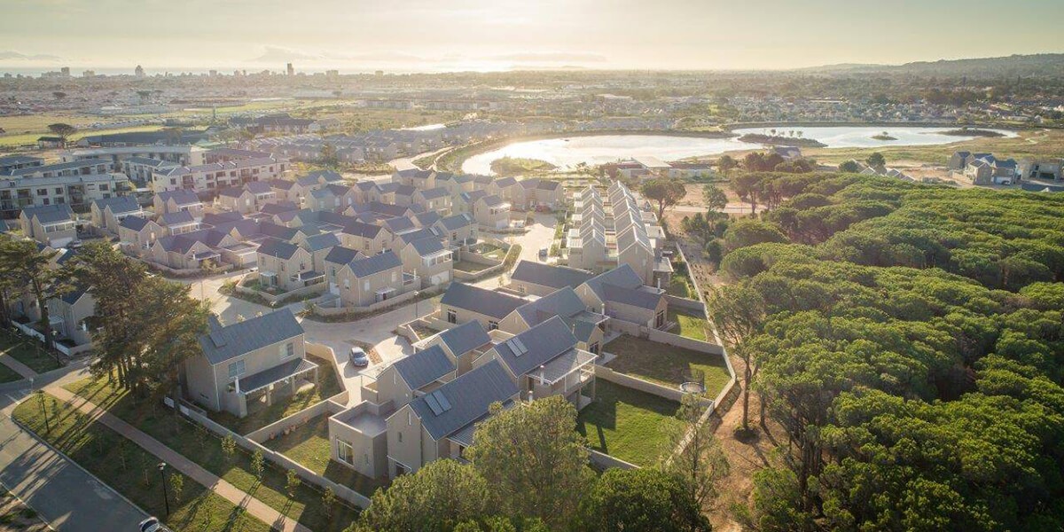 The exclusive Somerset Lakes is situated in Somerset West close to the Hottentots Holland Mountains, False Bay, and the Western Cape’s wonderful wine country.