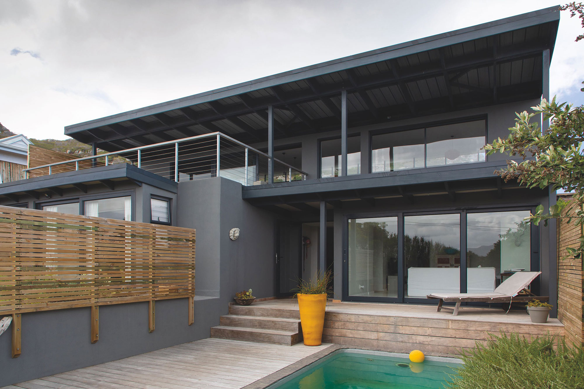 The trusted and proven duo of mica for stretch and marble for strength has made Plascon Micatex South Africa’s favourite exterior paint choice for decades.  Now there’s a new duo that’s even tougher - Plascon Micatex with Polycell
